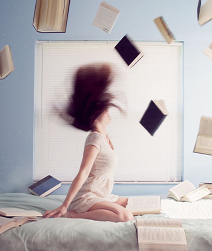 Student op bed met boeken