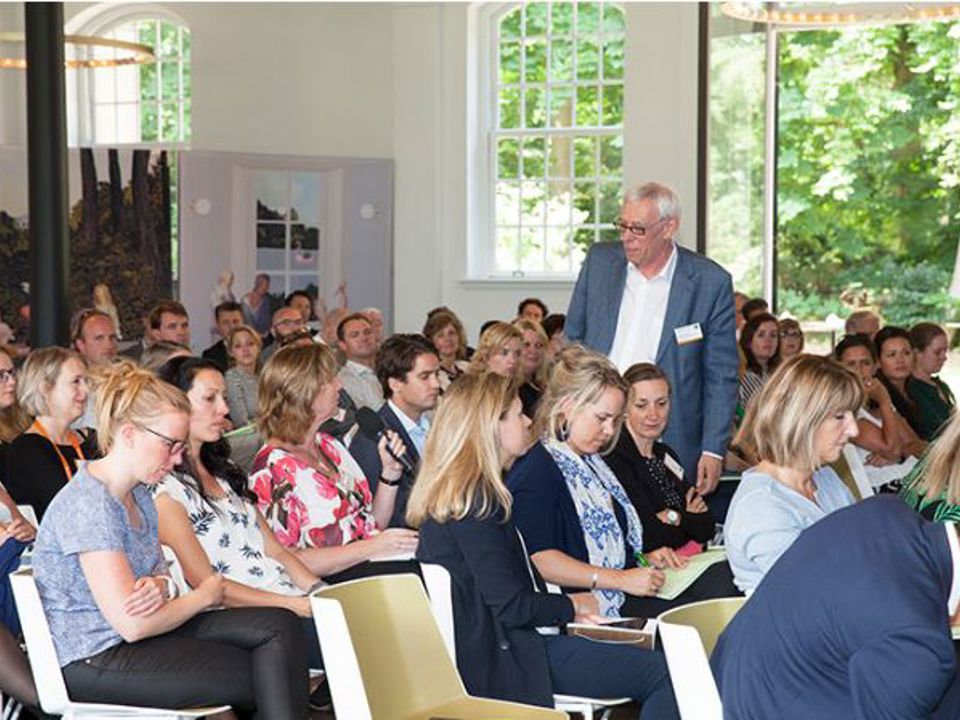 Voorzitter expertgroep HR Remco Pouw in gesprek tijdens het HR-congres 2018