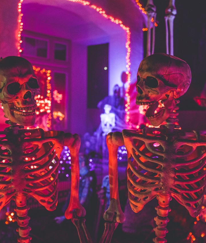 Halloween met twee skeletten