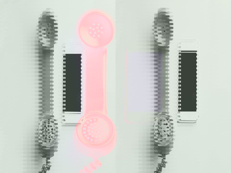 Ouderwetse telefoon en mobiel
