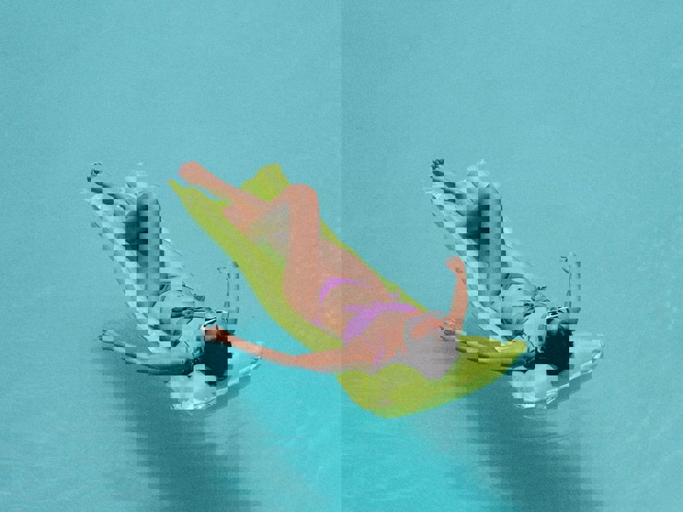 Blog Fit De Zomer Door Vrouw In Zwembad