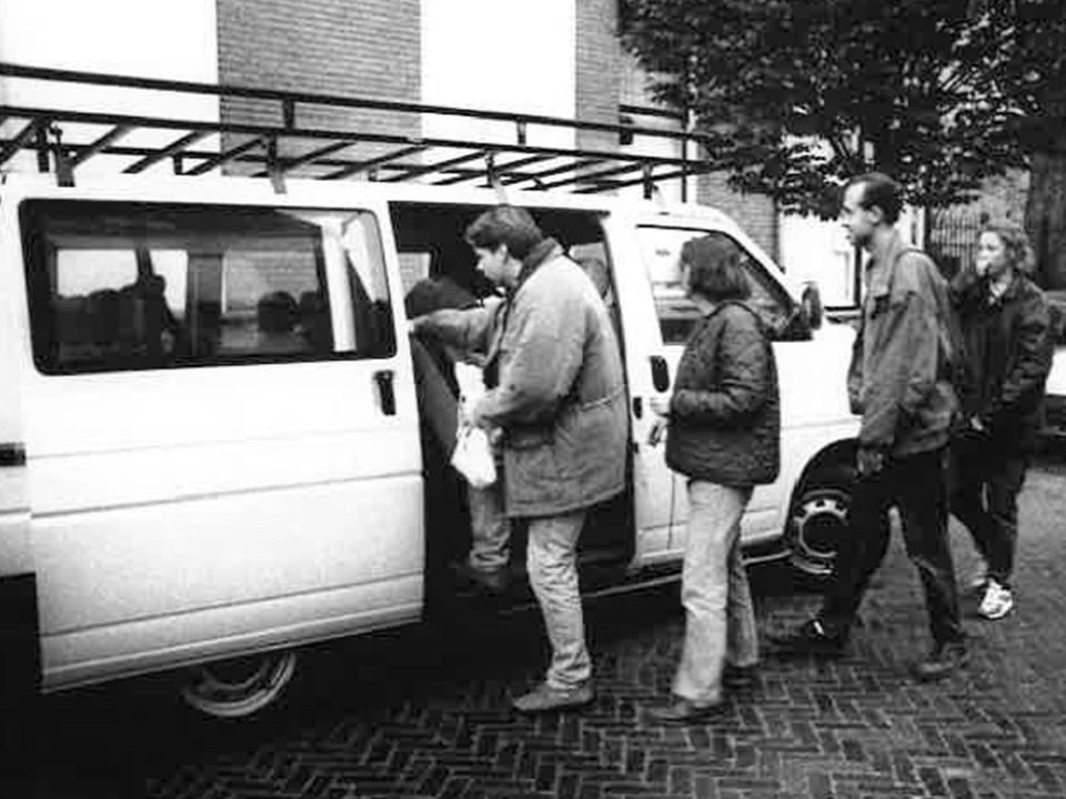 Een groepje Utrechtse studenten stapt de bus richting de Johnson Wax fabriek in. 