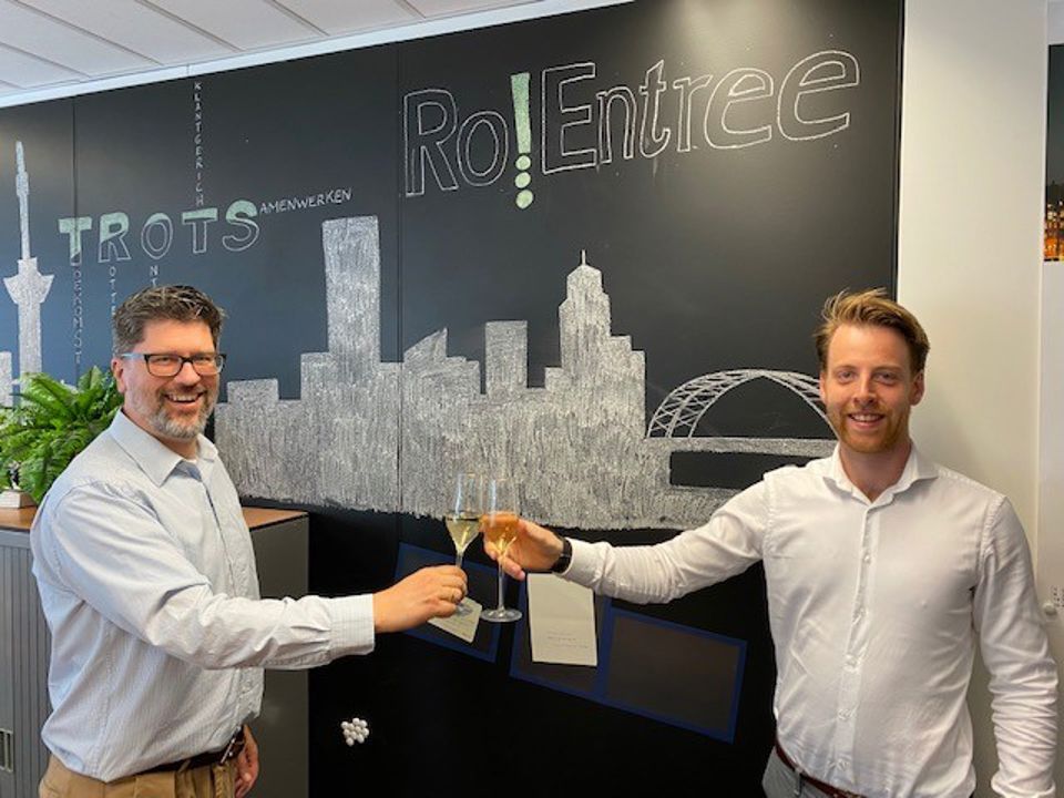 Marijn Hoogteijling, manager bij Ro!Entree, en Tim Meijer, business consultant bij SUSA, proosten op de samenwerking